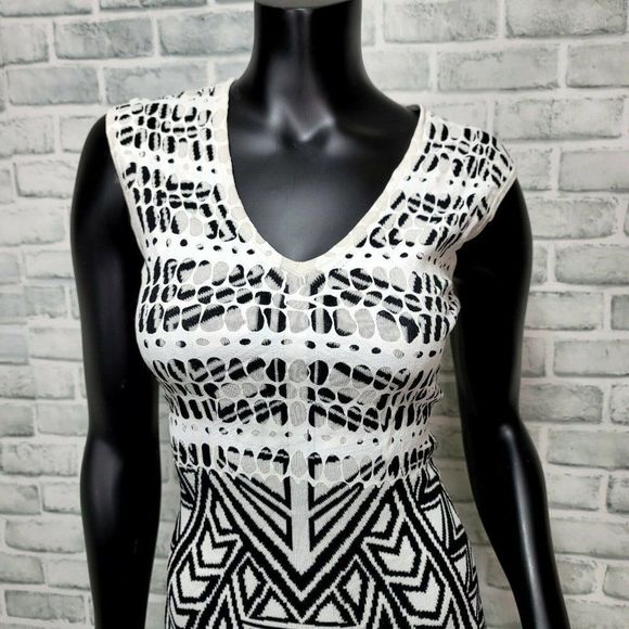 Reiss Womens 4 Faith Aztec Black White Bodycon Dress Geometric Print V Neck Mini - Picture 2 of 10